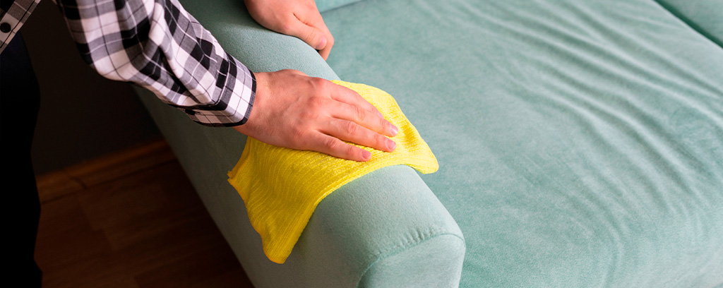 Nettoyer et entretenir un canapé en tissu